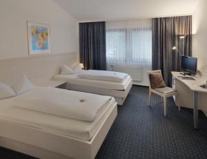 Säng eller sängar i ett rum på Hotel Forsthaus