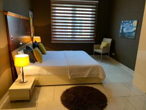 Katil atau katil-katil dalam bilik di Stunning 3-Bed House in Tema-Ahenfie Villa