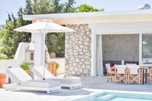 Басейн в Villa Despina або поблизу