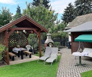 A garden outside Rózsa Vendégház