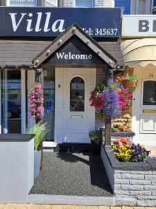 ブラックプールにあるBirch Villaの歓迎看板と花の店頭