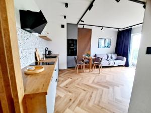 Kuchyňa alebo kuchynka v ubytovaní Apartament Północne Mazury + 29 fotografií