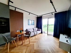 Televízia a/alebo spoločenská miestnosť v ubytovaní Apartament Północne Mazury