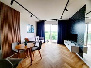 Televízia a/alebo spoločenská miestnosť v ubytovaní Apartament Północne Mazury