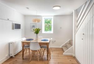 a dining room with a table and chairs at Cosy 1 bedroom Cottage - Great location & Parking in Penzance