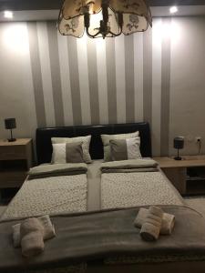 パリチにあるVilla Nirvanaのベッド2台が隣同士に設置された部屋です。