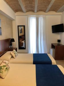 TV a/nebo společenská místnost v ubytování HOTEL ISLA PLANA