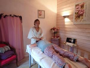 a woman standing next to a patient on a bed at Côté Chapelle in Coursegoules