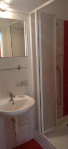 y baño con lavabo y ducha con espejo. en Penzion Gremium, en Bratislava