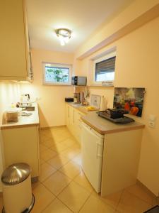 uma cozinha com um lavatório e um balcão em B&B Casa20 Dieburg em Dieburg