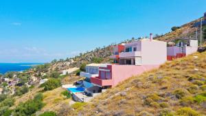 una casa en la ladera de una colina en Villa Harmonia, en Aegina Town