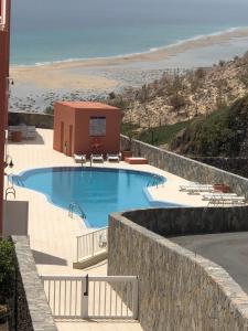 a swimming pool with a view of the beach at Mar de Horizonte in Costa Calma