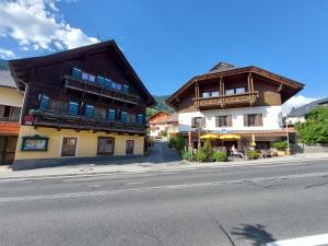 dos edificios al costado de una calle en JODLER - Apartment in top central position, en Bad Kleinkirchheim