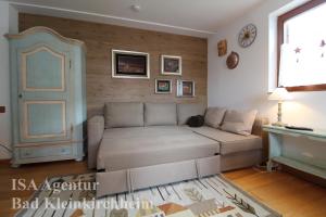 Una sala de estar con un sofá y una ventana. en JODLER - Apartment in top central position, en Bad Kleinkirchheim