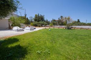 A garden outside Casa Magnolia - Spacious Home in heart of Akrotiri