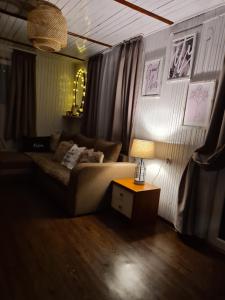 uma sala de estar com uma cama e uma mesa com um candeeiro em Little Angel em Warchały