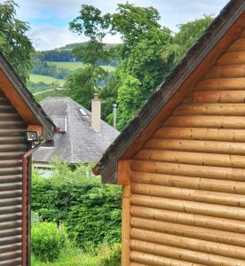 uma vista dos beirais de uma cabana de madeira em Upper Rosemount Lodge em Blairgowrie