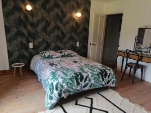 Un pat sau paturi într-o cameră la Maison au coeur du village de la Salvetat sur Agout