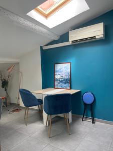 Fotografia z galérie ubytovania Appartement climatisé centre-ville de narbonne dans comble 4 couchages v destinácii Narbonne