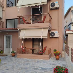 A balcony or terrace at Nini's House 2 - 100m from beach NIDRI TOWN CENTER