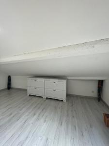 Fotografia z galérie ubytovania Appartement climatisé centre-ville de narbonne dans comble 4 couchages v destinácii Narbonne