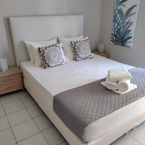 A bed or beds in a room at Nini's House 2 - 100m from beach NIDRI TOWN CENTER