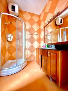 La salle de bains est pourvue d'une douche et d'un lavabo. dans l'établissement Gem Villa 15, biệt thự 8 phòng ngủ lớn, hồ bơi lớn, à Hô-Chi-Minh-Ville