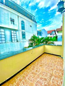 un balcone con recinto giallo e un edificio di Gem Villa 15, biệt thự 8 phòng ngủ lớn, hồ bơi lớn ad Ho Chi Minh