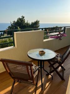 a table and chairs on a balcony with the ocean at Apartments Mujovi in Bar