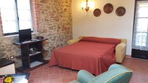 um quarto com uma cama e uma televisão em Podere Casalbosco - Idromassaggio e panorama em Rapolano Terme