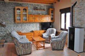 cocina con sillas, nevera y mesa en Casa para 5 personas con terreno en La Franca, 
