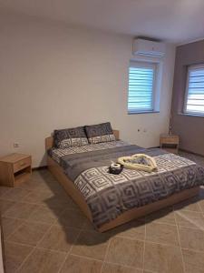 sypialnia z dużym łóżkiem w pokoju w obiekcie Vila Kikeski w mieście Elshani