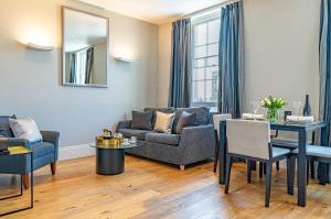 uma sala de estar com um sofá e uma mesa em Bath Circle em Bath