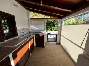 cocina con fregadero y ventana en Casa Aurora Isola di Vulcano, en Vulcano