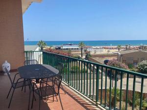 balcón con mesa y sillas y la playa en Ci Vediamo Al Mare, en Metaponto