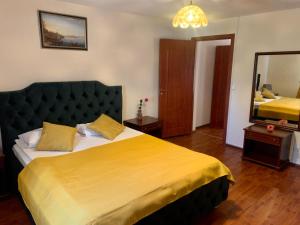 Tempat tidur dalam kamar di Vila in Mamaia Sat de închiriat integral
