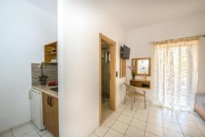 um quarto com uma cozinha, uma cama e uma secretária em SMAROULA em Elafonisi
