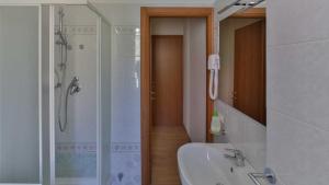La salle de bains est pourvue d'une douche, d'une baignoire et d'un lavabo. dans l'établissement Casa Lorelei, à Riomaggiore