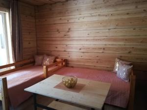 Zimmer mit 2 Betten und einem Tisch in der Unterkunft Kaimo turizmo sodyba Ramybės oazė in Antakalnis