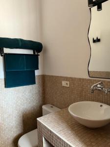 Ένα μπάνιο στο Apartamento vistas golf y Bahia