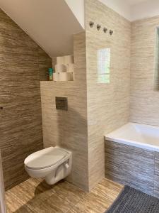Koupelna v ubytování Chata na přehradě s vlastním wellness