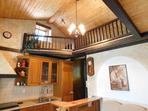 Il comprend une cuisine avec un évier et un plafond en bois. dans l'établissement Kamnita hiša Stari klesar, à Ilirska Bistrica