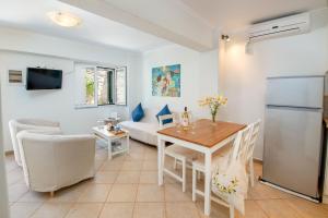 cocina y sala de estar con mesa y sofá en Doras House en Gaios