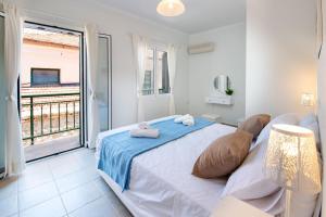 1 dormitorio con 1 cama grande y balcón en Doras House en Gaios