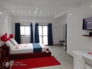 Un dormitorio con una cama con globos rojos. en Le Majestic Toamasina Hotel, en Toamasina