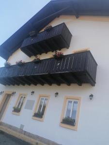 budynek z czarnymi panelami słonecznymi w obiekcie Penzion Henke w mieście Srbská Kamenice