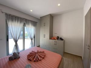 卡萨米尔SEA VIEW Deluxe Private Villa的一间卧室，里面有一张床和一扇大窗户。