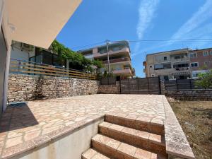 卡萨米尔SEA VIEW Deluxe Private Villa的建筑前的石头走道