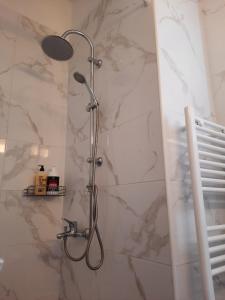 una doccia con soffione in un bagno di By the sea a Perea Altre 47 foto