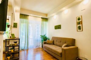 sala de estar con sofá y ventana grande en PLANT HOUSE Roma Eur, en Roma
